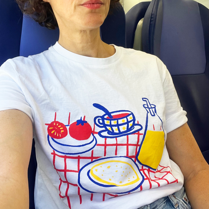 T-shirt bread with tomato